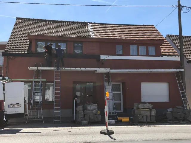 Renovation toiture en tuiles terracotta par equipe KToit sur maison briques rouges, region Morlanwelz Hainaut
