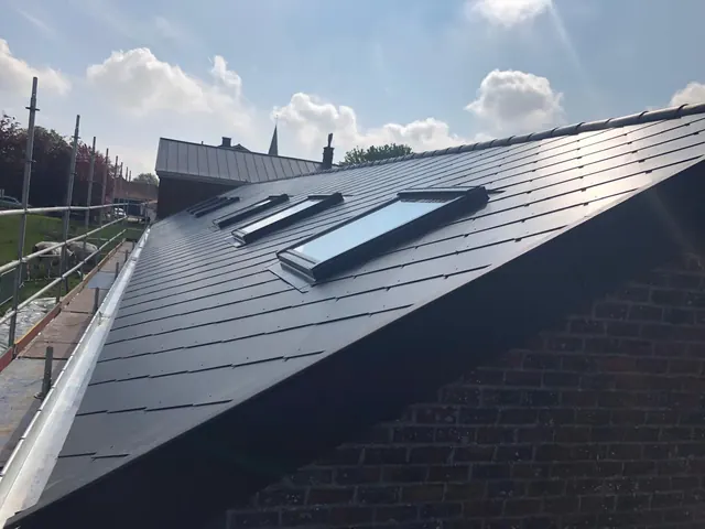 Toiture neuve en ardoise avec trois Velux poses par KToit, finition couvreur Morlanwelz Hainaut